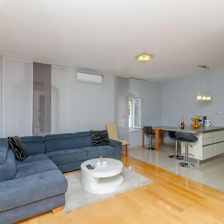 Apartment Stone Rose In Center *