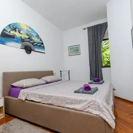Apartment Stone Rose In Center Split