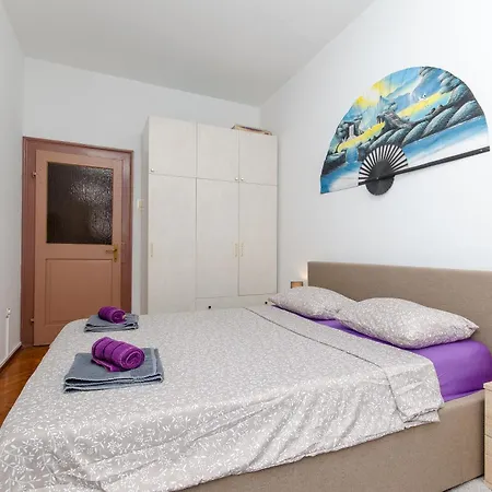 Apartment Stone Rose In Center