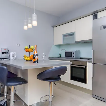 Stone Rose In Center Apartment Split