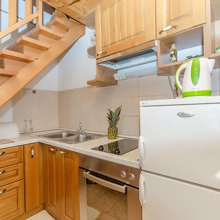 Stone Rose In Center Apartment Split