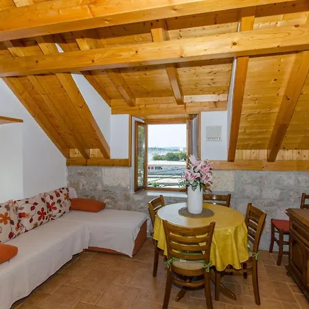 Stone Rose In Center Apartment Split