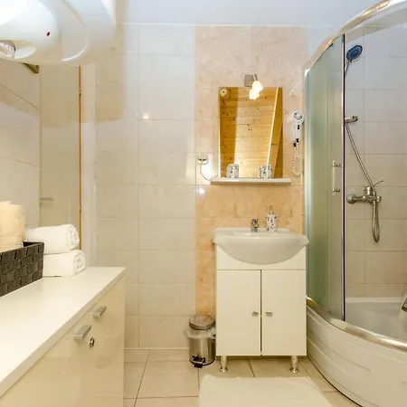 Stone Rose In Center Apartment *