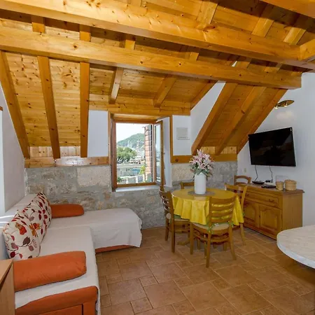 Stone Rose In Center Apartment