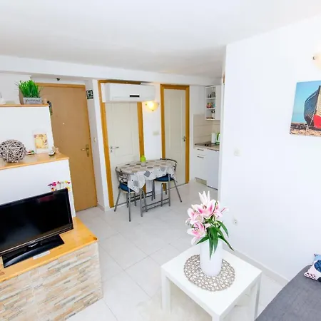 Apartment Stone Rose In Center