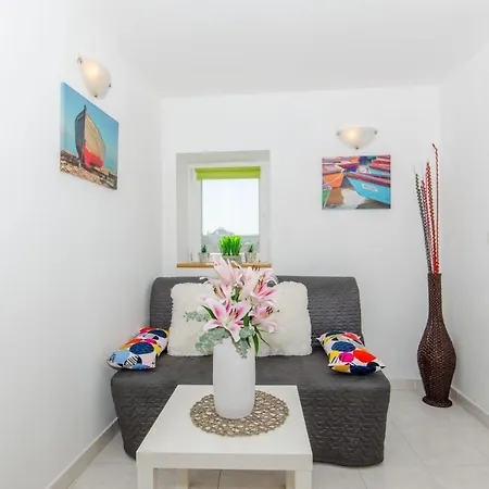 Stone Rose In Center Apartment Split