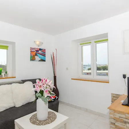 Apartment Stone Rose In Center *